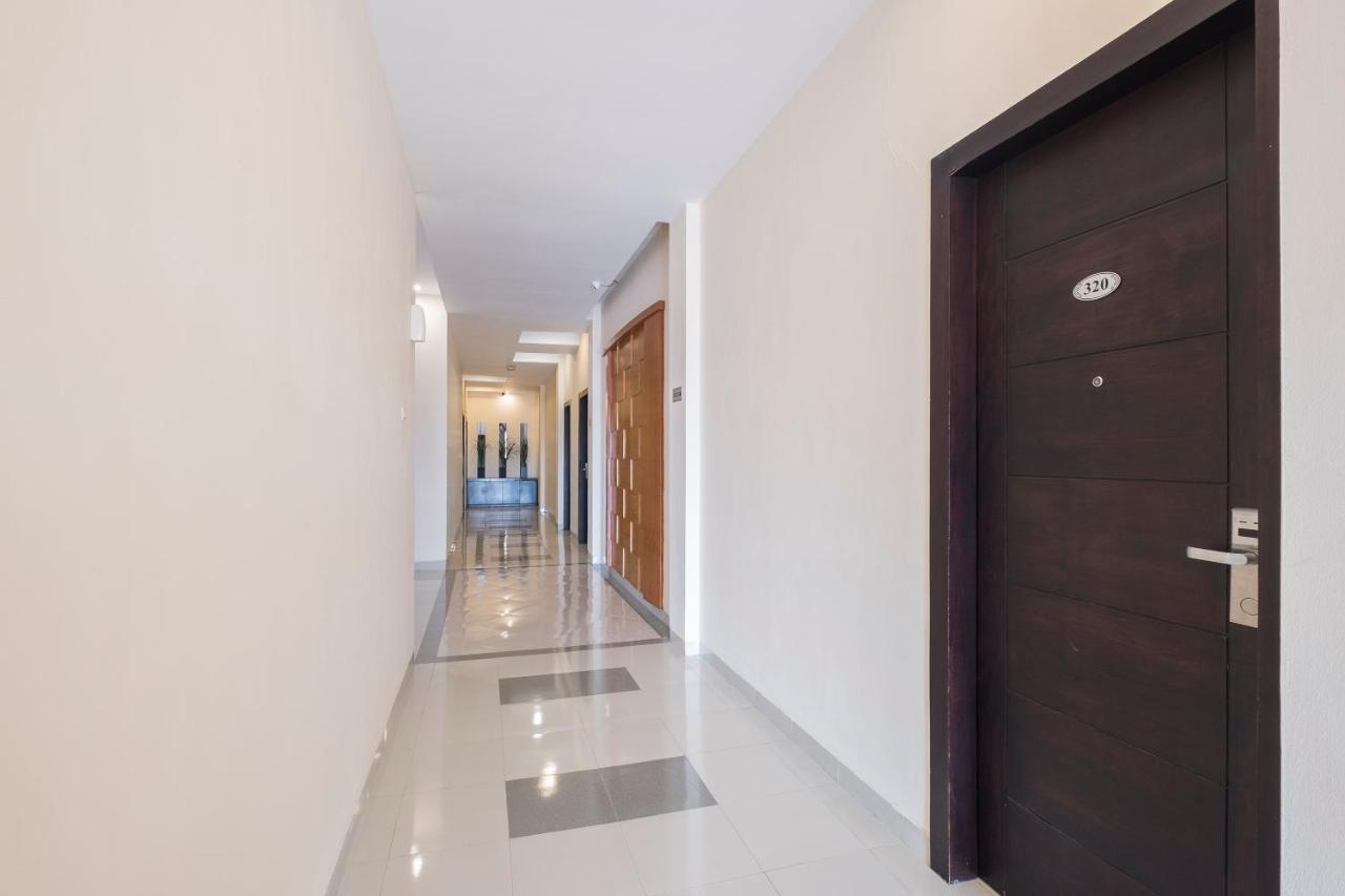 Oyo 424 Asia Hotel Макасар Экстерьер фото