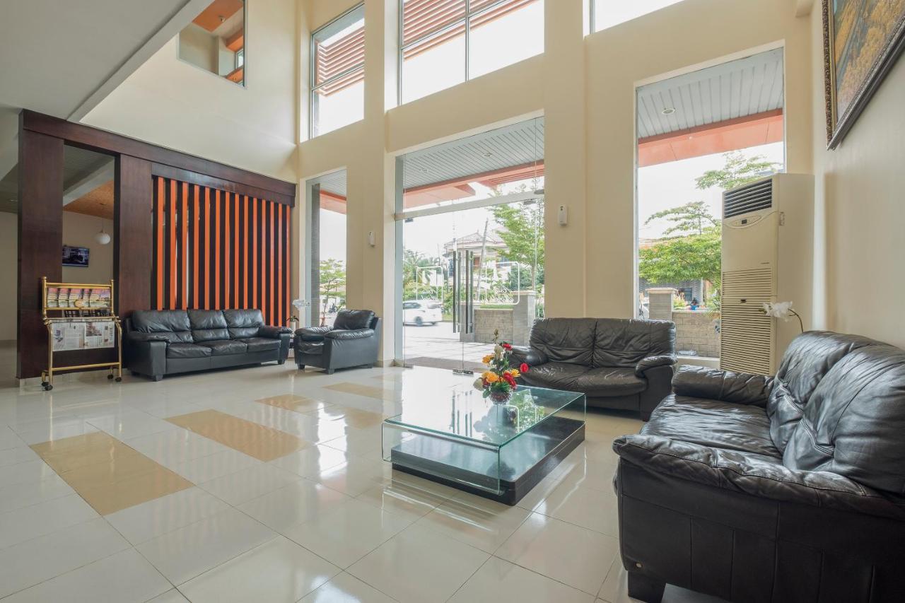 Oyo 424 Asia Hotel Макасар Экстерьер фото