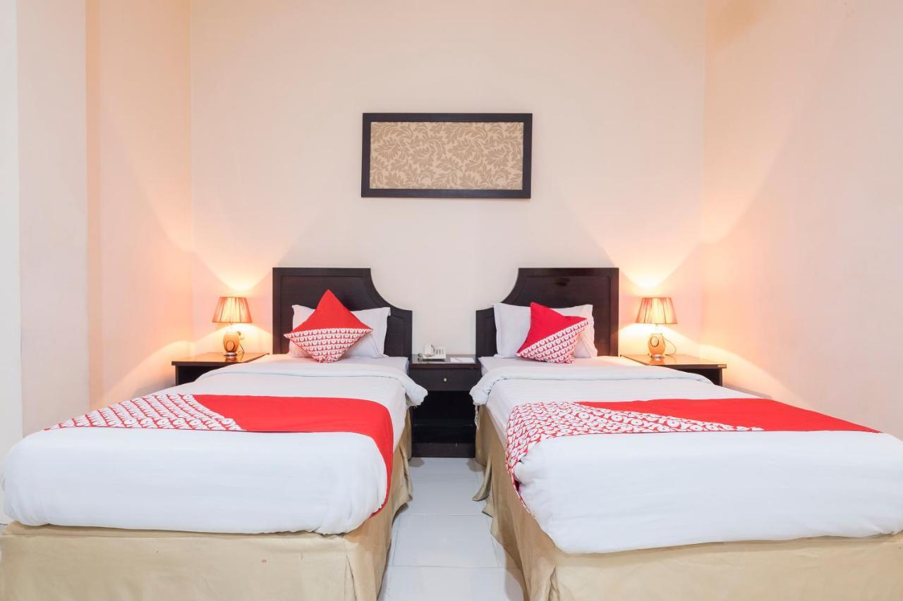Oyo 424 Asia Hotel Макасар Экстерьер фото