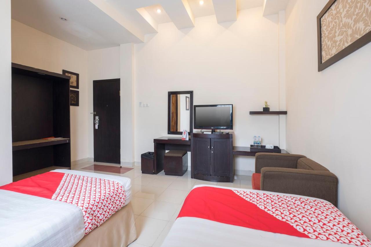 Oyo 424 Asia Hotel Макасар Экстерьер фото