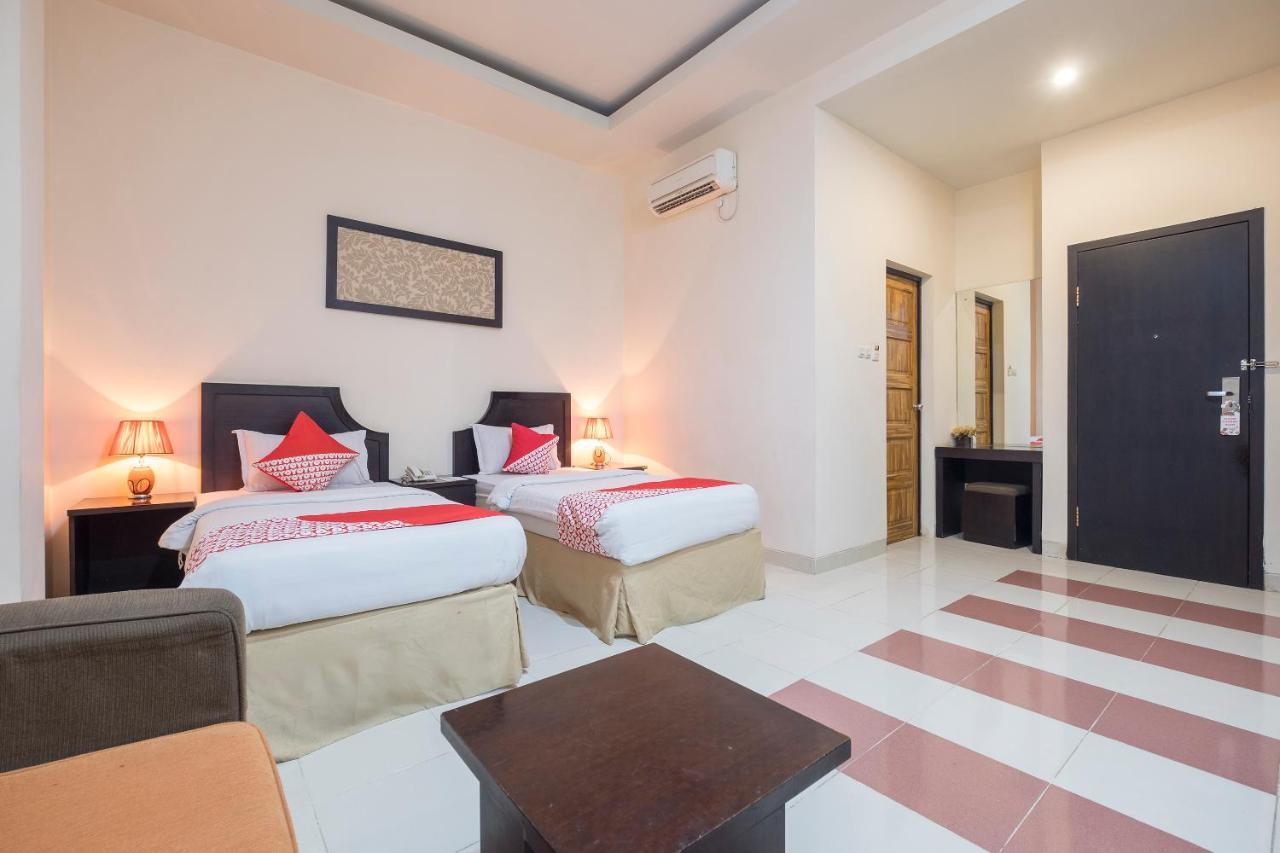 Oyo 424 Asia Hotel Макасар Экстерьер фото