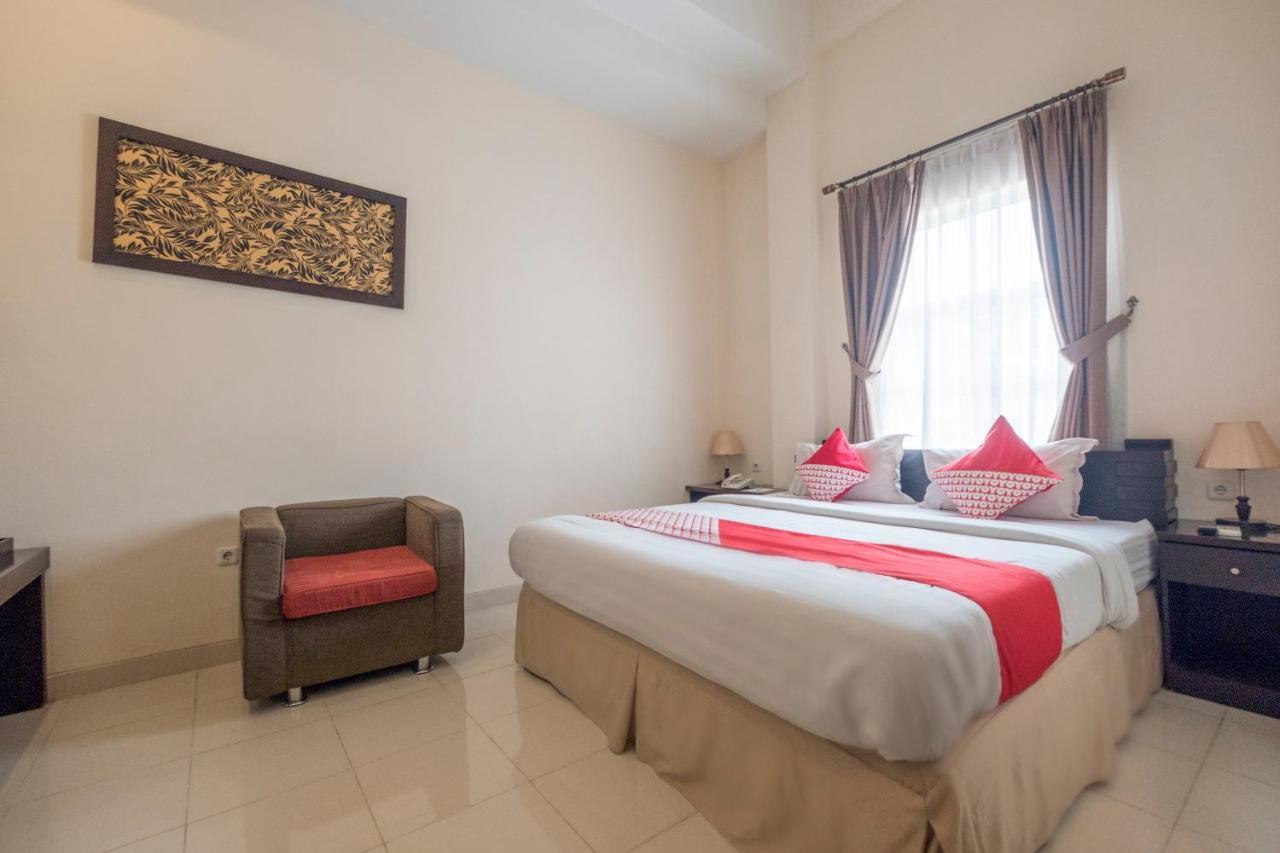 Oyo 424 Asia Hotel Макасар Экстерьер фото