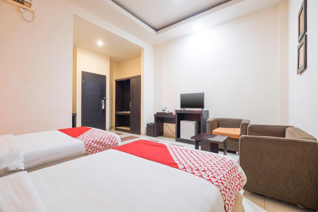 Oyo 424 Asia Hotel Макасар Экстерьер фото