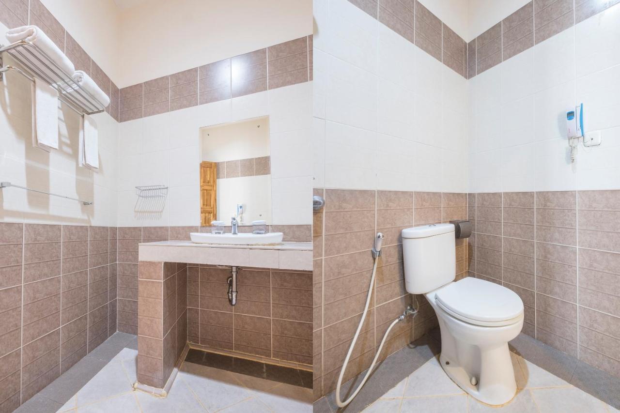 Oyo 424 Asia Hotel Макасар Экстерьер фото